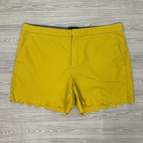 Banana Republic 5" Scallop Hem Shorts - Picture 2 of 6